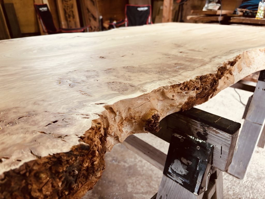 希少な欅（けやき）の一枚板テーブル、瘤杢の魅力と存在感を堪能