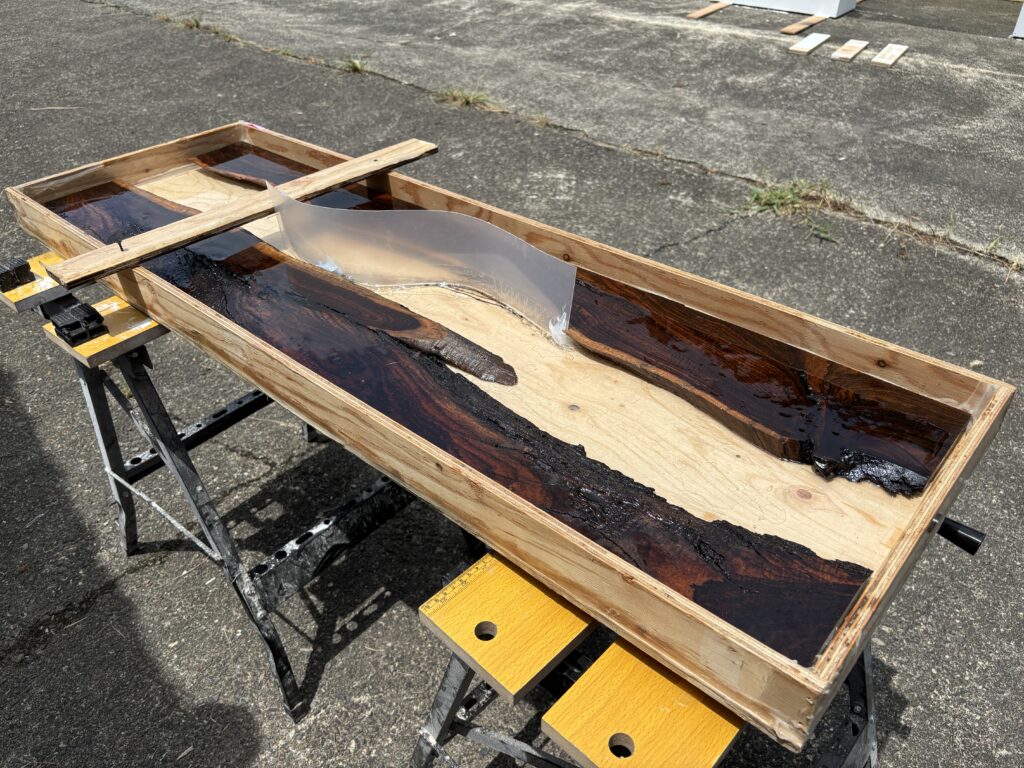 屋外で行われたレジンテーブル制作体験ワークショップの下準備風景