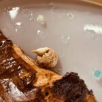 木の隙間に鳥の巣を模したミニチュアが配置された作品