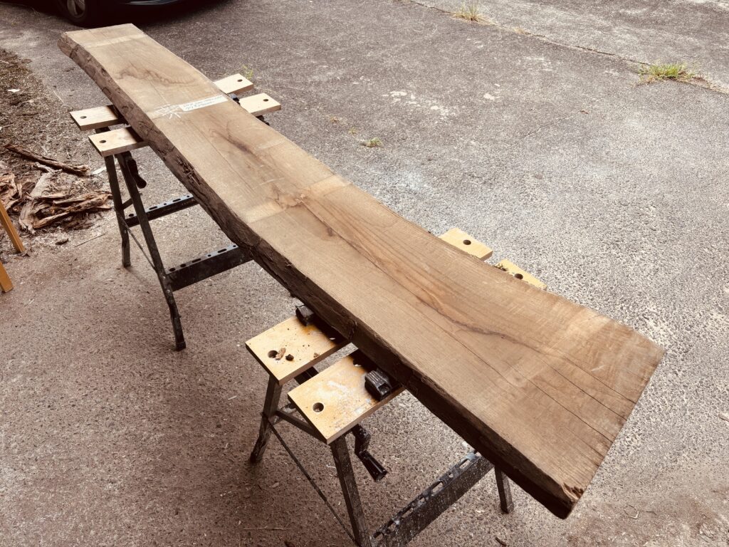 クリの一枚板｜タンニン豊富なレジンテーブル素材