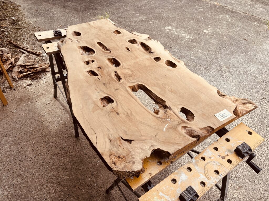 オリーブの一枚板｜独特な杢目を持つレジンテーブル素材