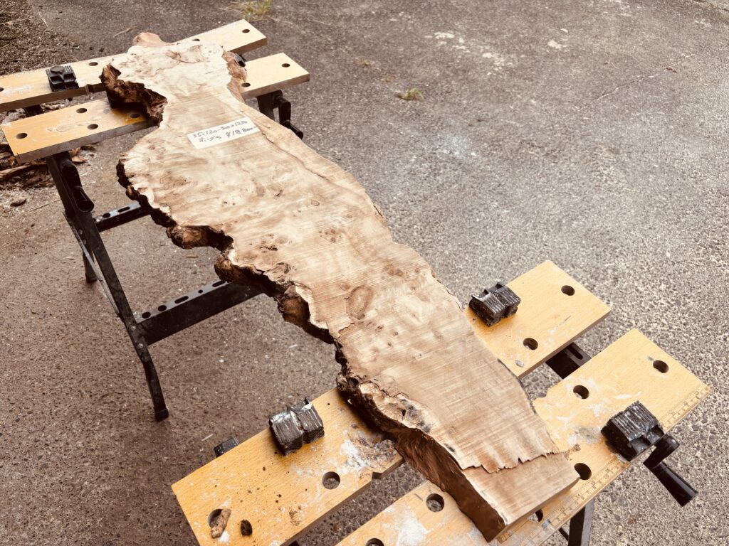 ポプラの一枚板｜大胆な杢目のレジンテーブル素材