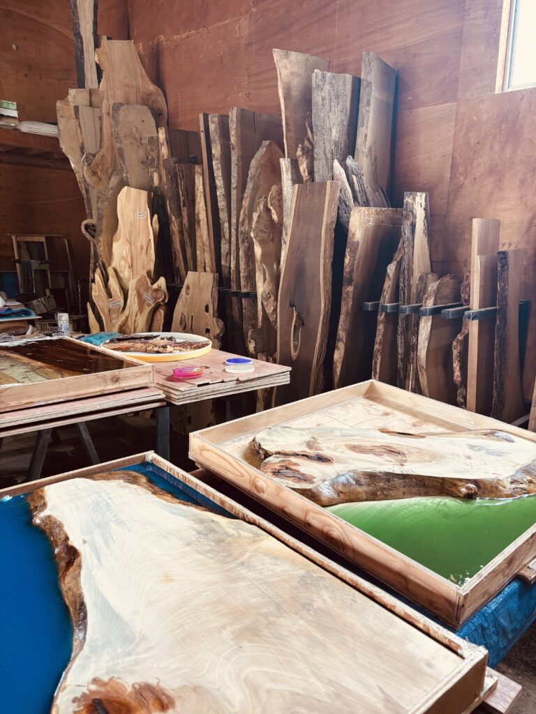 レジンテーブル制作体験用の木材とレジン型枠が並ぶ工房の様子