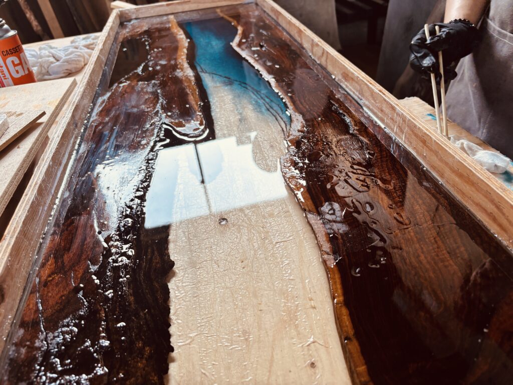 受講生のレジンテーブル体験作品、ブルーレジンが流れる幻想的なデザイン