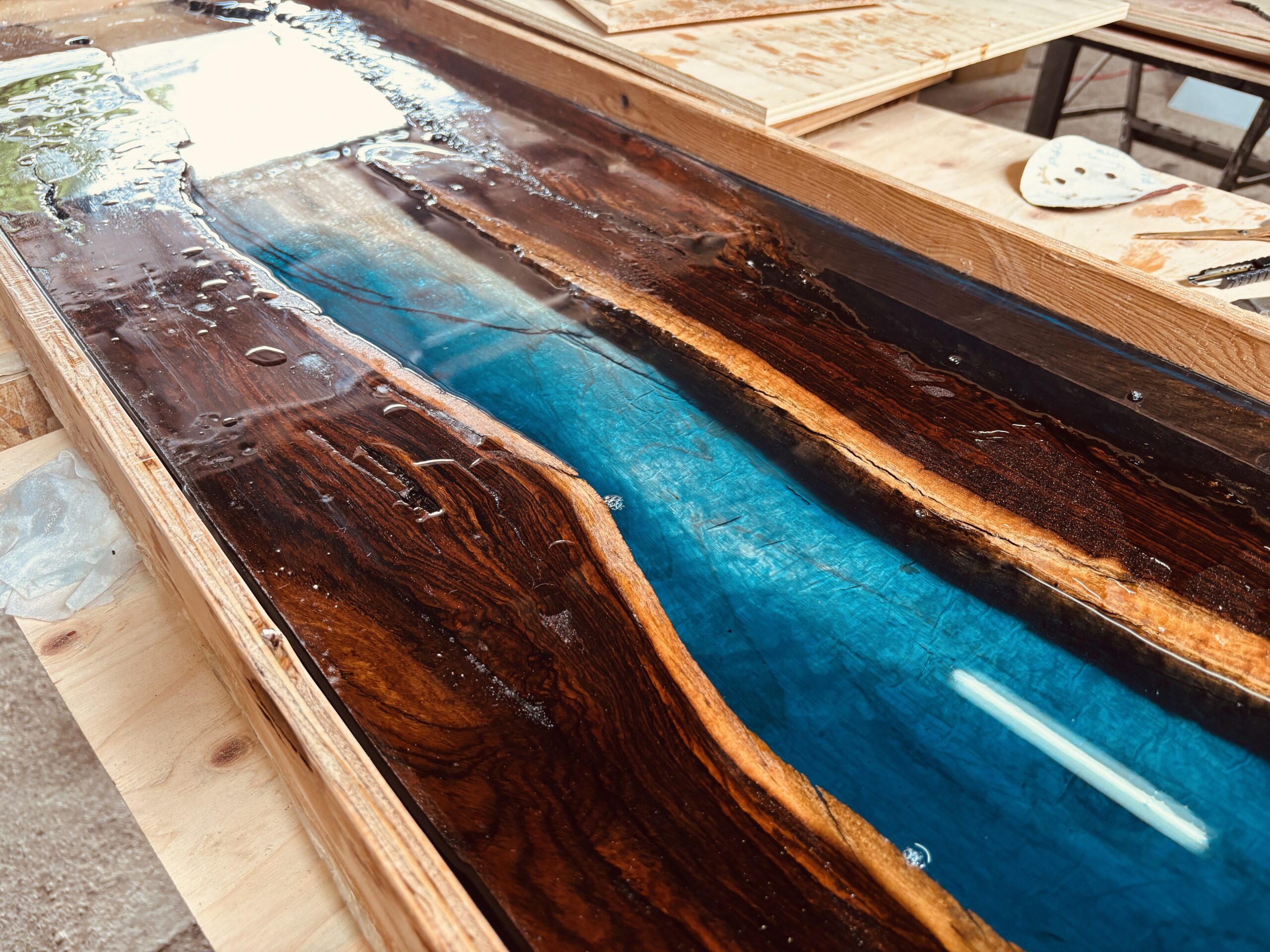 制作体験ワークショップで受講生が挑戦するブルーレジンとクリアレジンの混ざり合い