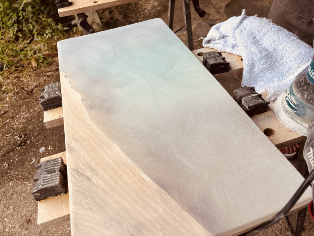 サンディング直後で曇った状態のテーブル表面