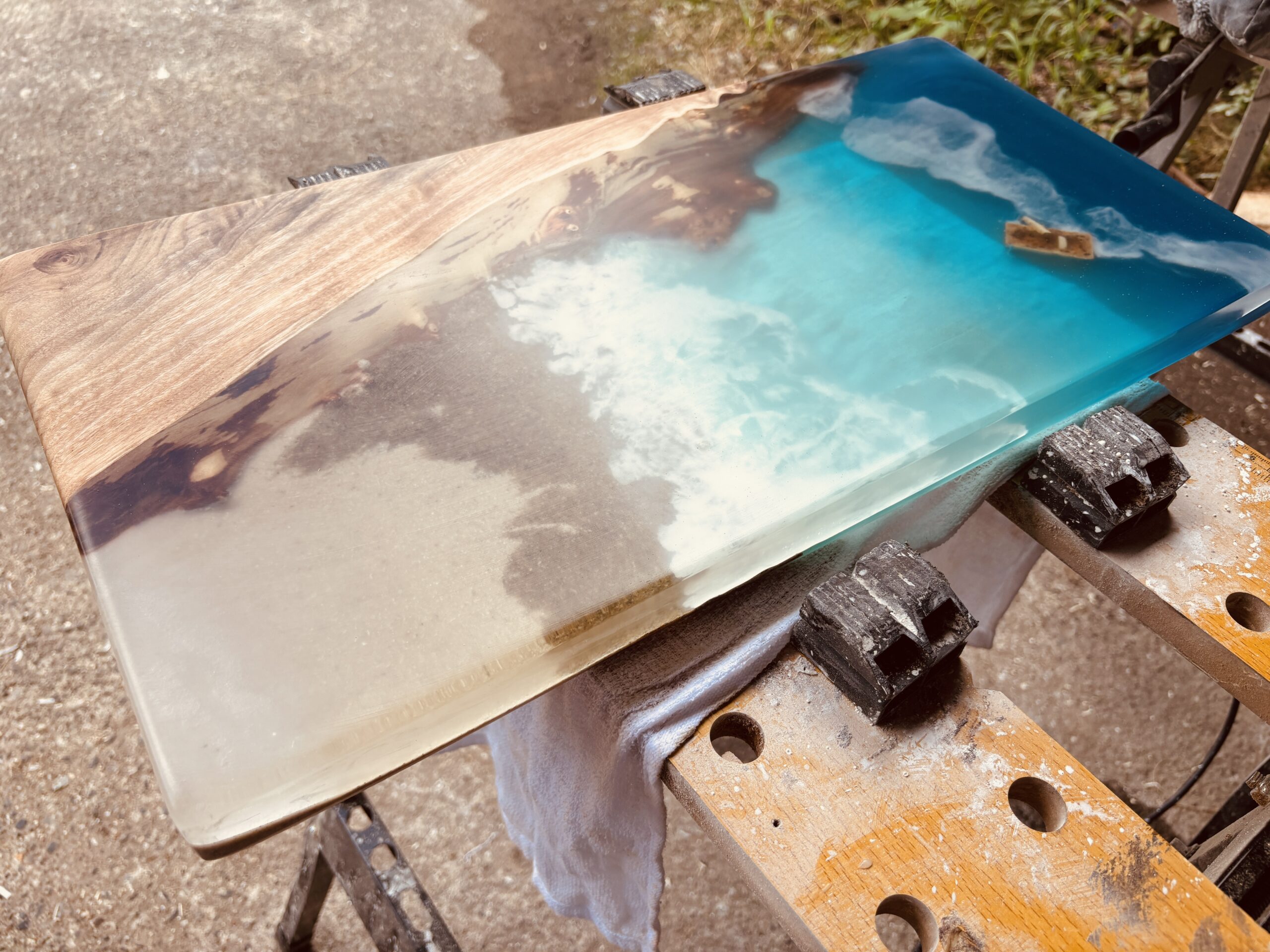 波打ち際と青い海を表現したレジンテーブル