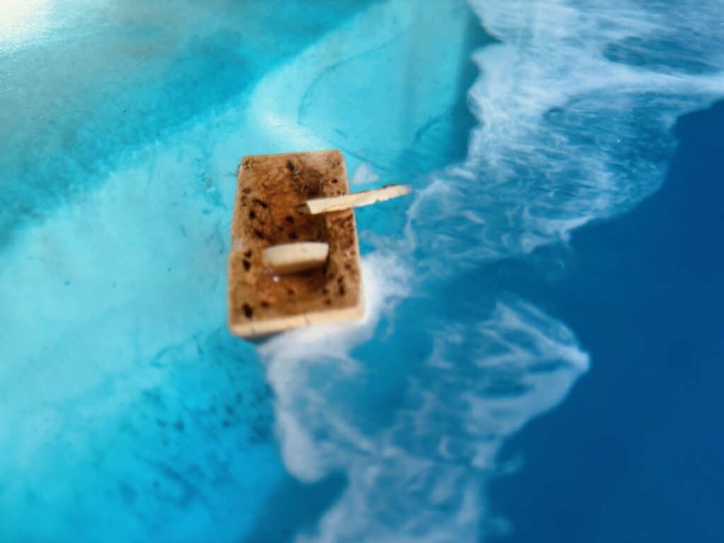 波に揺れるコルクのボートをアップで撮影