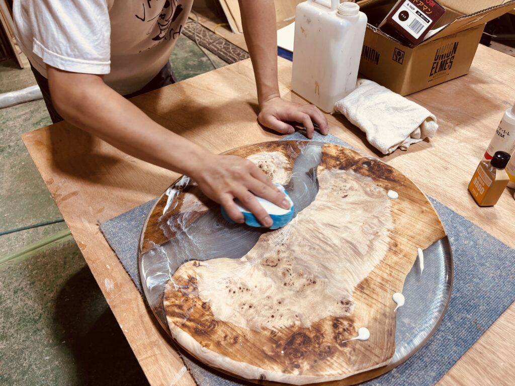 レジンテーブルにコンパウンドを塗布して磨き上げる工程