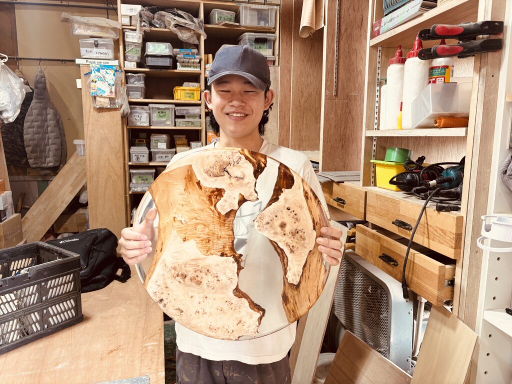 完成したレジンテーブルを笑顔で持つ参加者