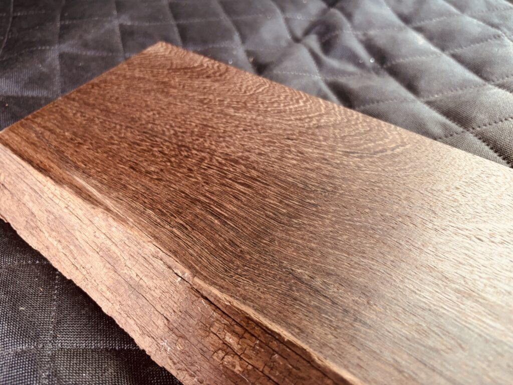 紫タガヤサン片耳板の表面に浮かぶ緻密な杢目