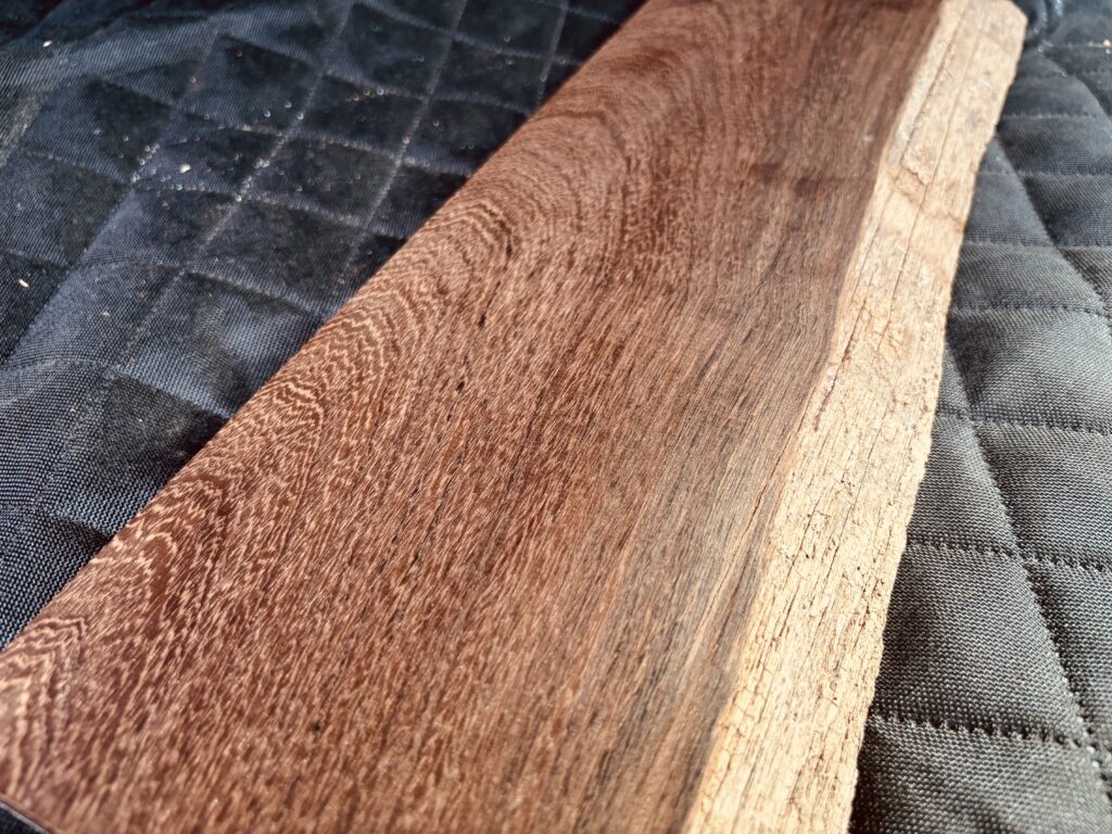 紫タガヤサン片耳板の耳部分と杢目のディテール