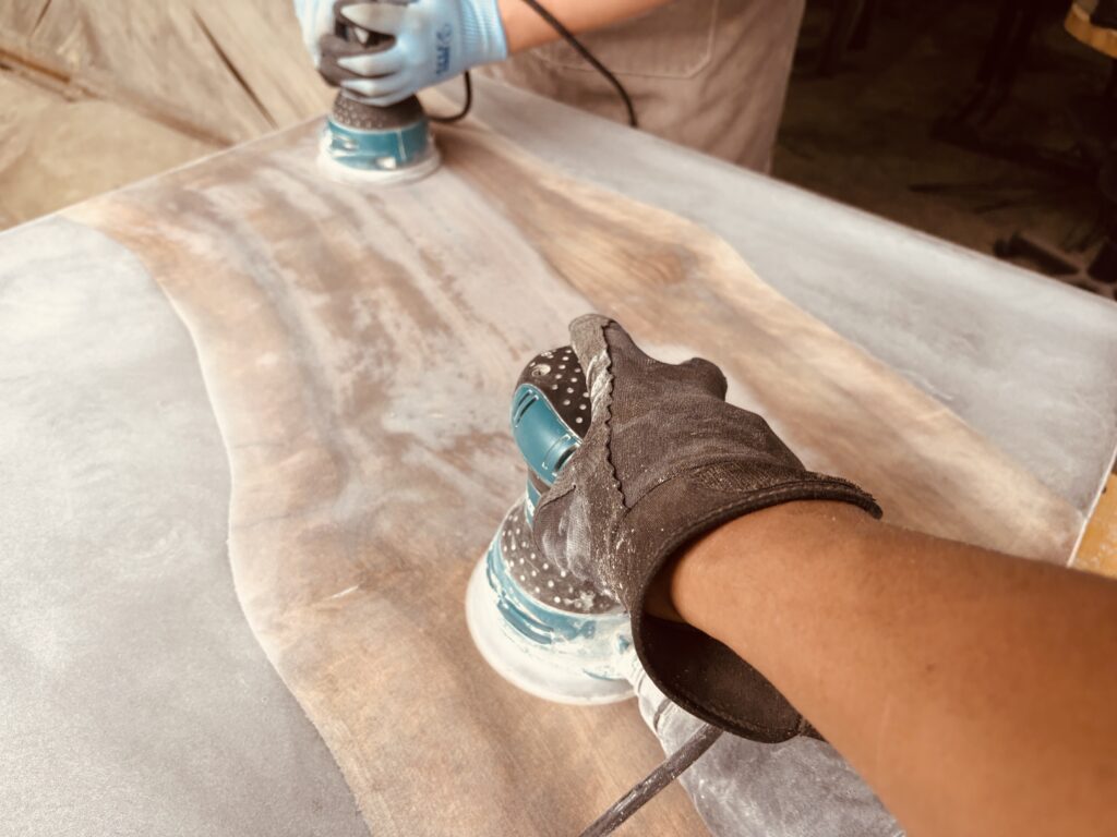 ブラックウォルナットとグレーのレジンを研磨する様子｜奈良県御所市アトリエ