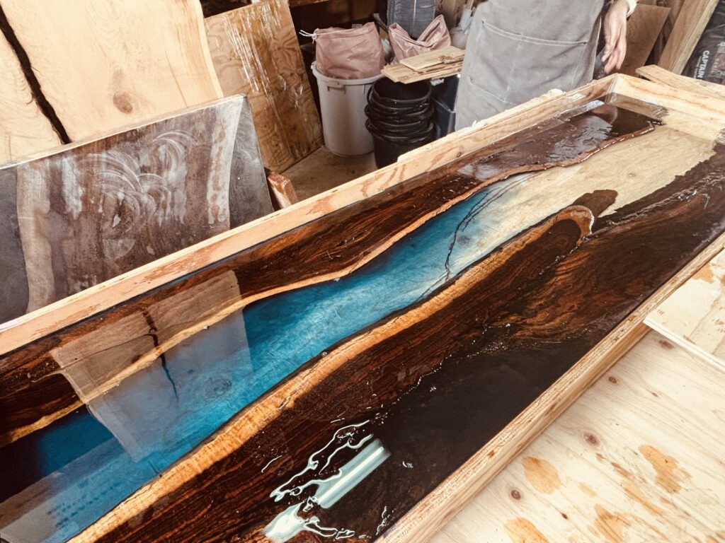 レジンテーブル制作体験で注ぎ込み直後のブルーグラデーションレジン