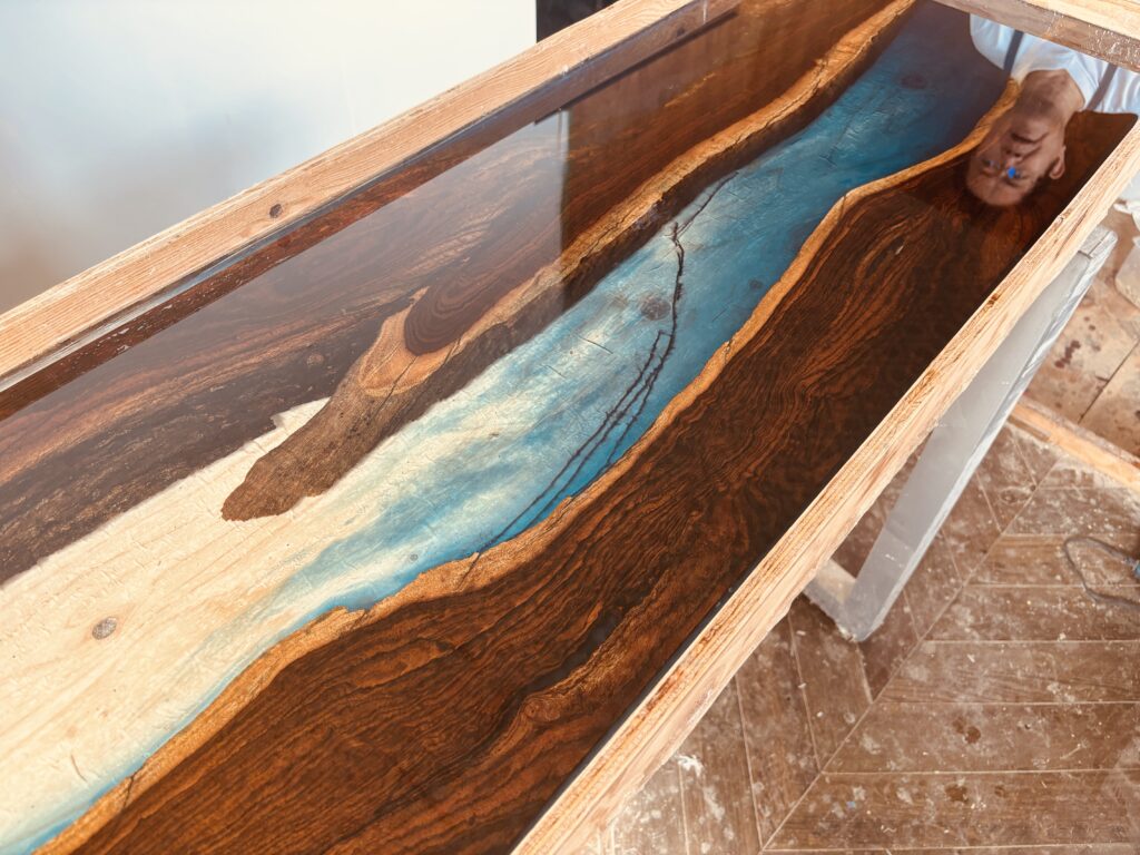 完成したレジンテーブルのダークブルーからクリアへのグラデーションと木の杢目