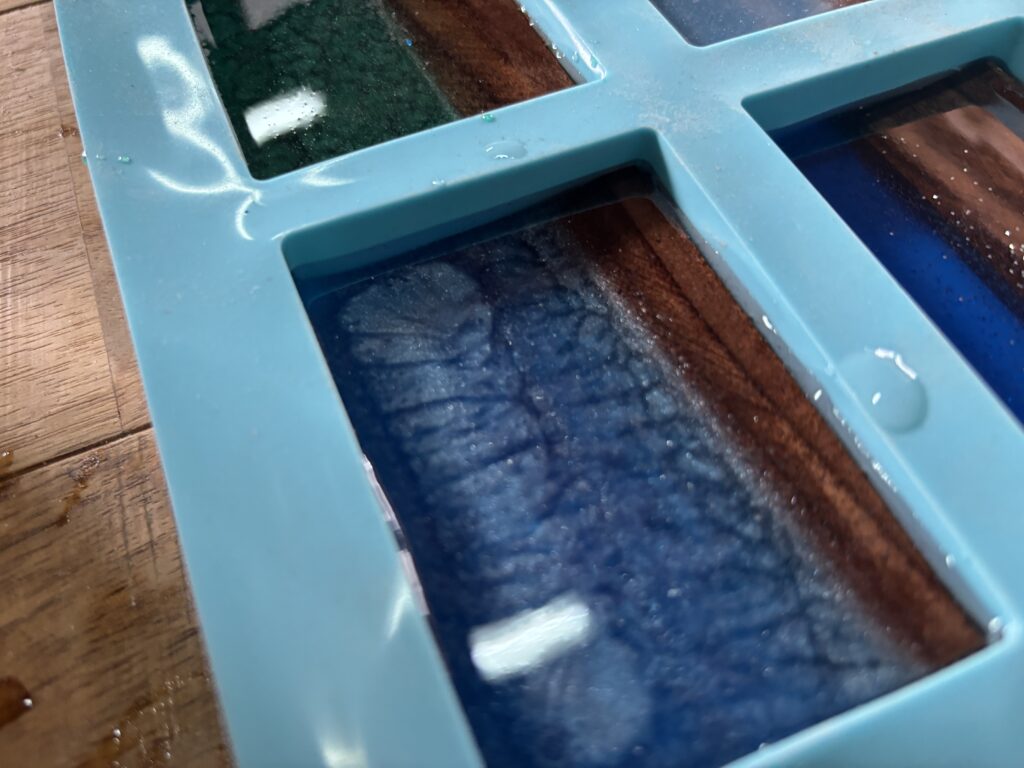 ブルーのレジンが硬化途中で独特の模様を生み出しているサンプル