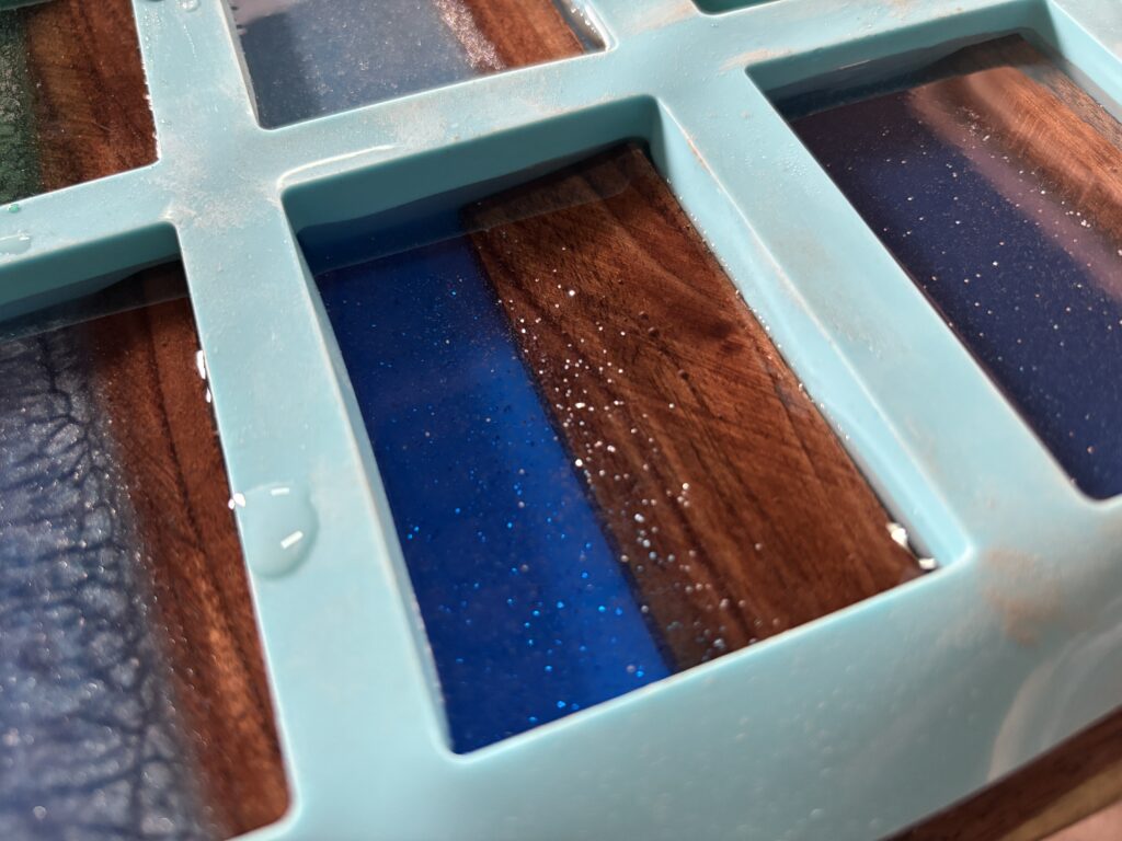 深いブルーのレジンに微細ラメを混ぜたサンプル