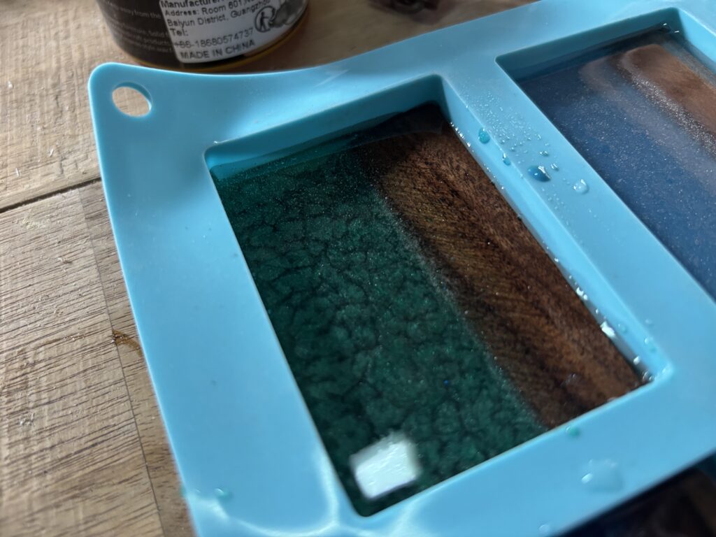 エメラルドグリーンのレジンとブラックウォルナットを組み合わせた試作サンプル