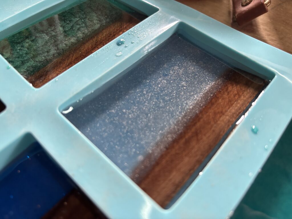 淡いブルーのラメ入りレジンと木目が美しく調和したサンプル