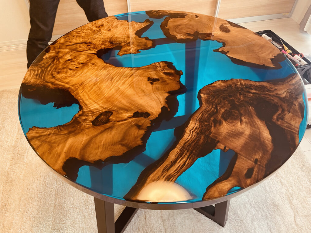 ブルーレジンとカンファーウッドの大径木を円形に組み合わせたラウンドテーブル全景。1200mmの存在感ある作品。