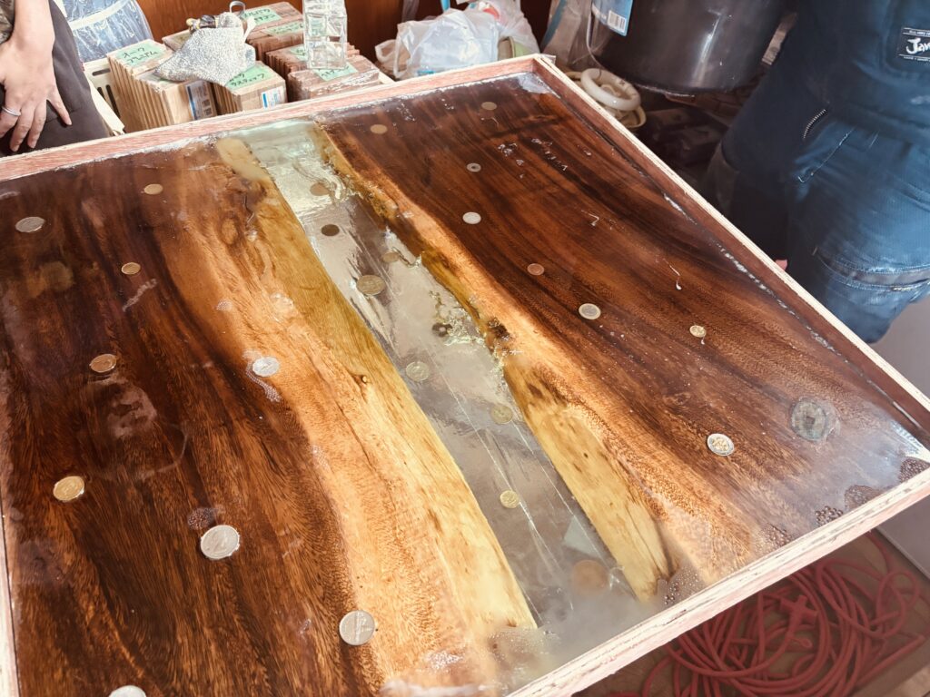 モンキーポッドと淡いグリーンレジンのコントラストが美しいレジンテーブルを別角度から撮影。