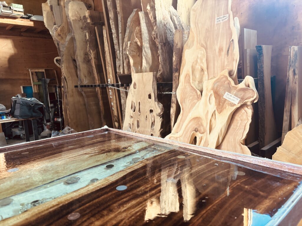 穴あき材や曲線の板など、特徴的な無垢材が並ぶアトリエ内部。