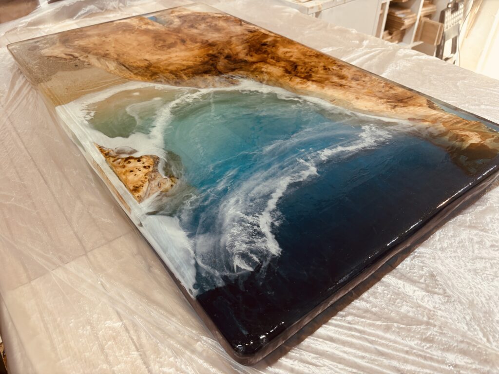 ポプラ材と海の波を再現したブルー・ホワイトのレジンアート天板。透明感のある波模様が広がるレジンテーブル作品。