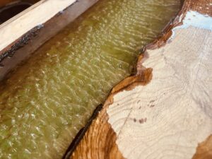 オーク材とグリーンレジンを組み合わせ、偶然生まれた泡模様が独特の質感を生むレジンテーブルの制作風景。