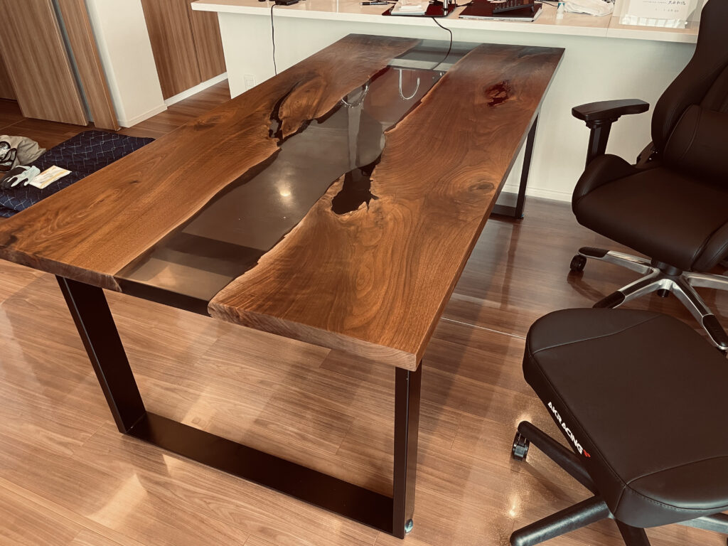 ブラックウォルナットとグレーレジンを組み合わせたレジンテーブルの納品風景