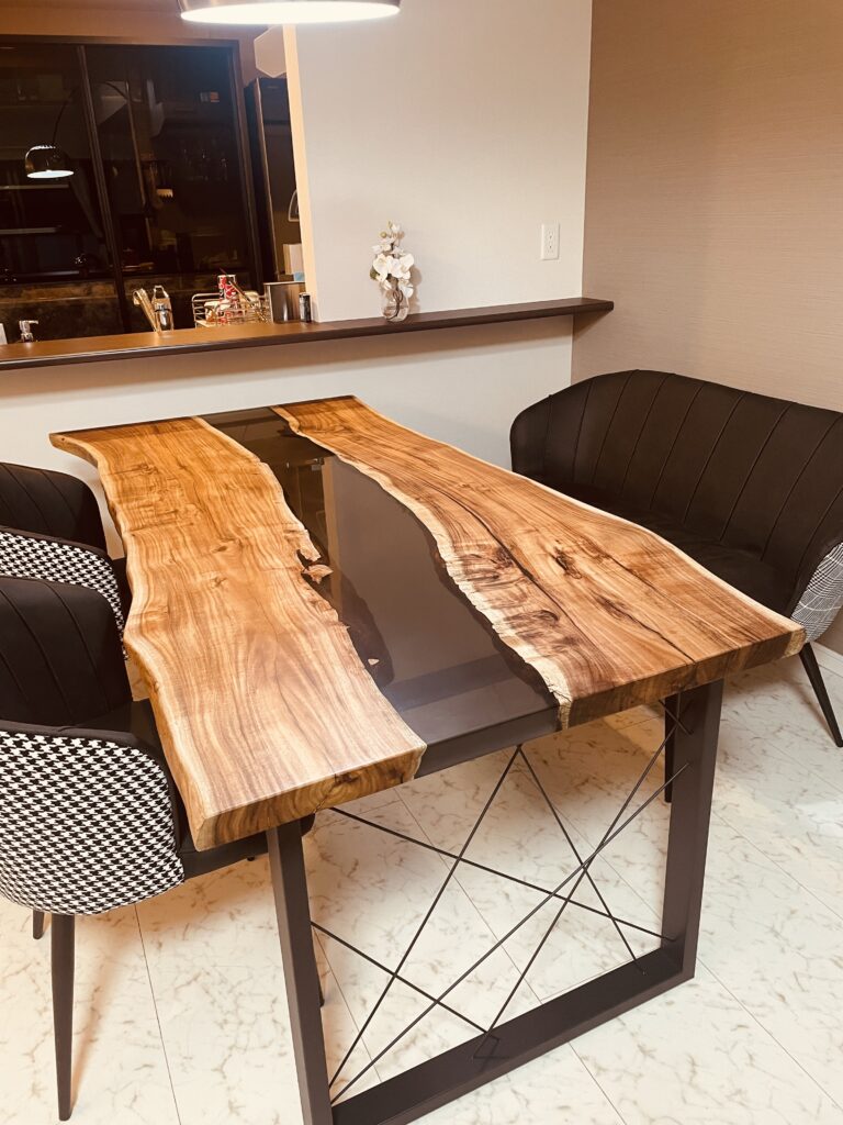 ブラックウォルナットの木目とグレーレジンが調和したダイニングテーブル。