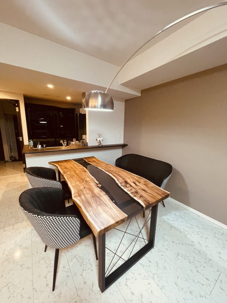 ブラックウォルナット×グレーレジンのダイニングテーブルを設置したリビングダイニングの全景。