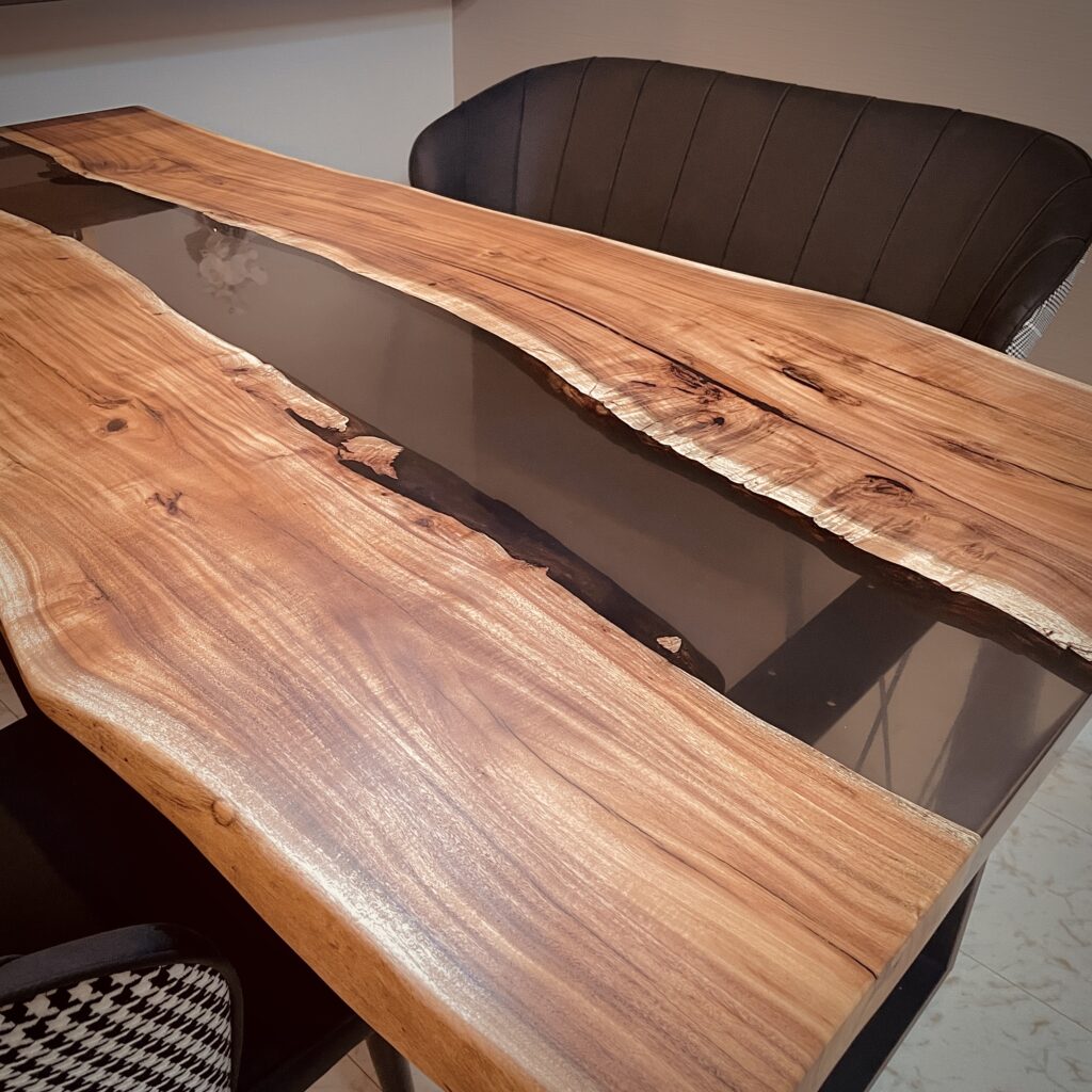 両側耳付きのブラックウォルナットにグレーレジンを流し込んだテーブル。