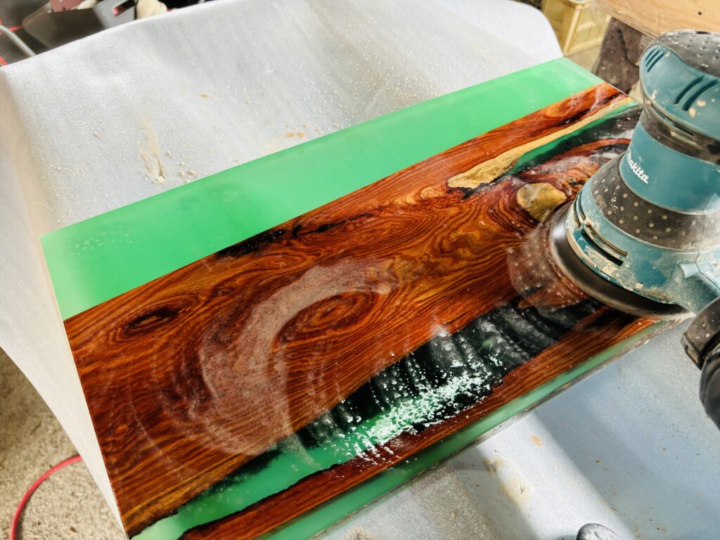 パオロサ材と深いエメラルドグリーンレジンを組み合わせたアートテーブル天板。木目の流れと透き通るレジンが調和する美しい作品。