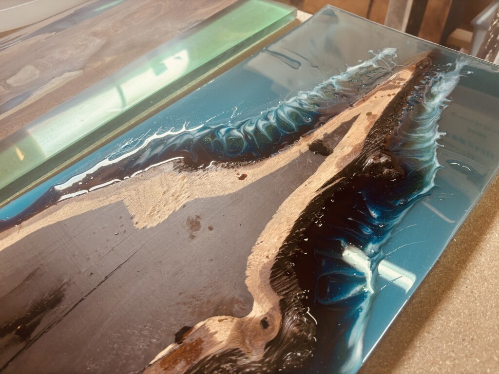 模様を描いた直後は、色同士がまだ混ざり合っておらず、狙い通りの波がしっかり残ります。硬化反応が始まるまでの数時間は、まさにレジンアートの“勝負どころ”。この瞬間をどう作るかで、作品の表情が大きく変わります。