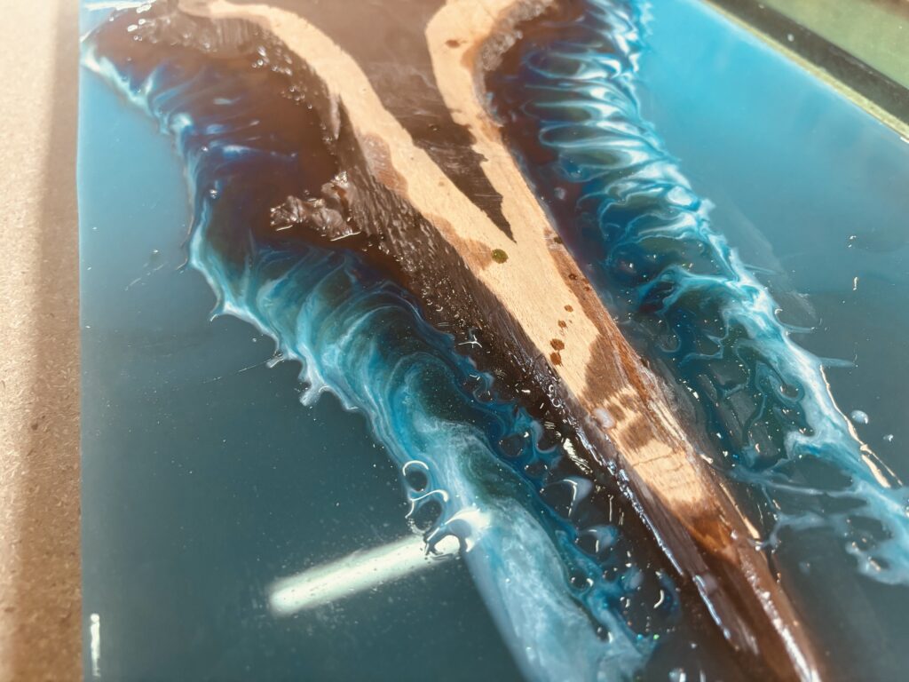 こちらはレジンを流し込み、模様を描いた直後の状態。硬化前のレジンは色の境界がシャープに出るため、波模様やラインも意図した通りにくっきり現れます。この瞬間はまさに“描くレジン”。表現したい模様をしっかり残すためには、硬化スピードの速いレジンを選ぶことがポイントです。