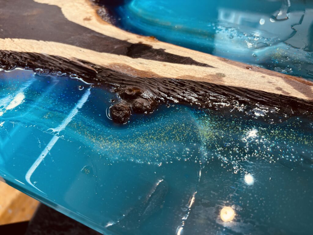 こちらは4日後の様子。最初はくっきりしていた波模様も、硬化がゆっくり進むレジンでは時間とともに混ざり合い、自然なグラデーションへと変化していきます。あえて硬化の遅いレジンを使うことで、こうした“溶けるような美しさ”を楽しめるのです。