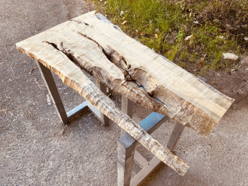 95cm×57cmサイズのカエデ無垢板。小ぶりなデスクやレジンテーブル制作体験に適した一枚板。