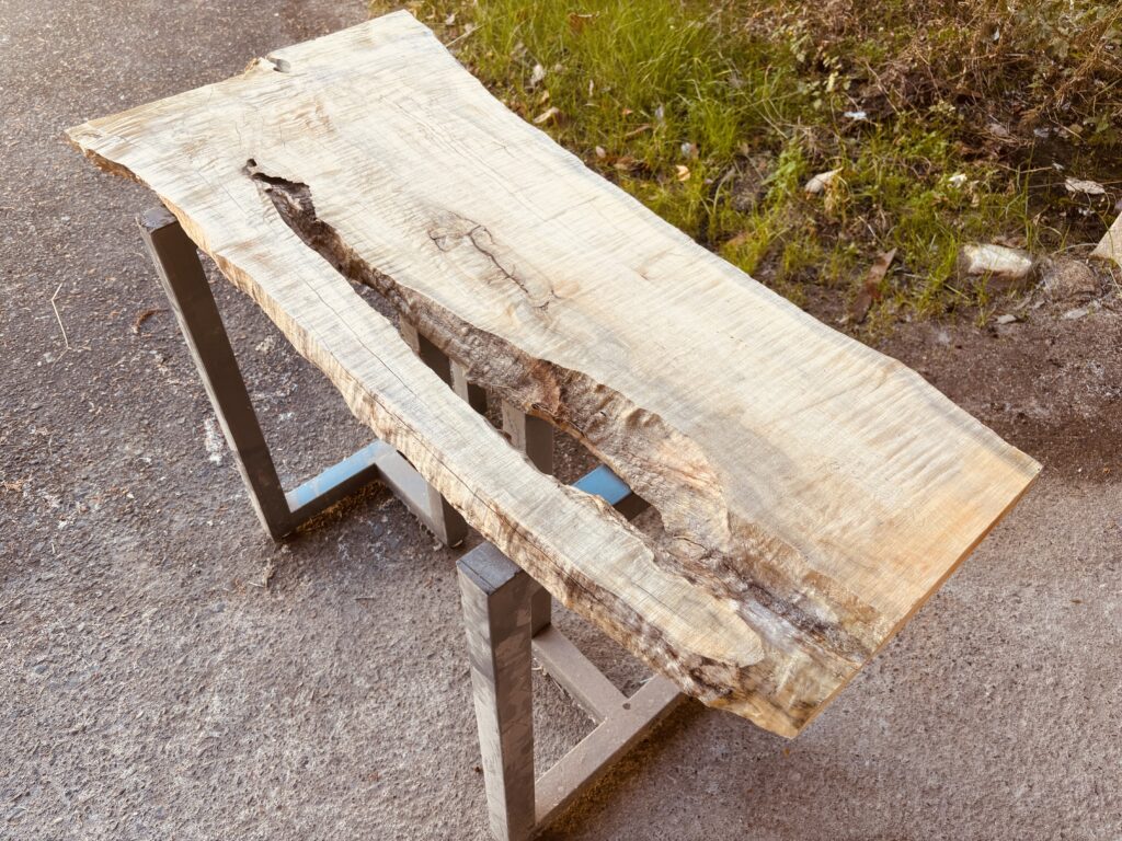 磨き前のカエデ（楓）の無垢板。サイズは116cm×60cm。自然な割れと耳付き形状を活かした、レジンテーブル向きの素材。