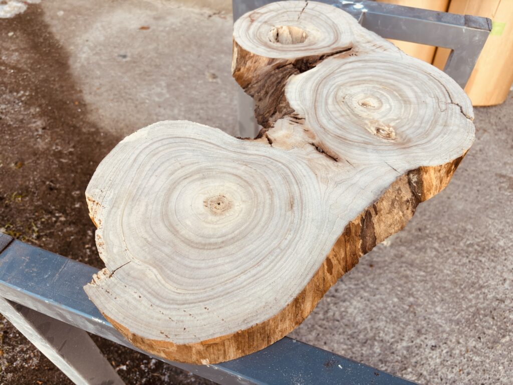 サイドテーブル向けレジンテーブル用輪切り材を脚に載せて撮影した写真