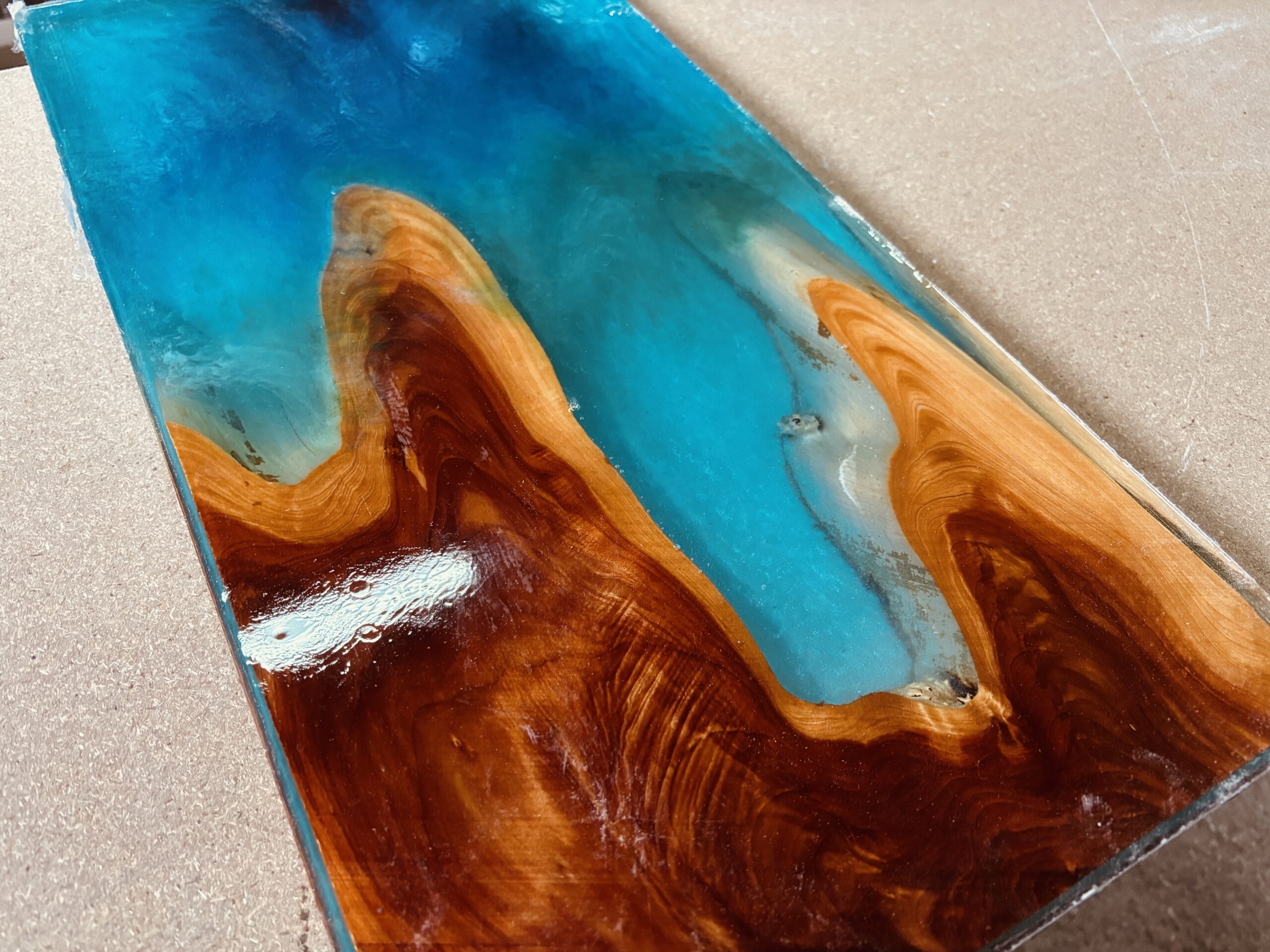 60cm×30cmサイズのレジンサイドテーブル天板。コンパクトながら存在感のあるデザイン。