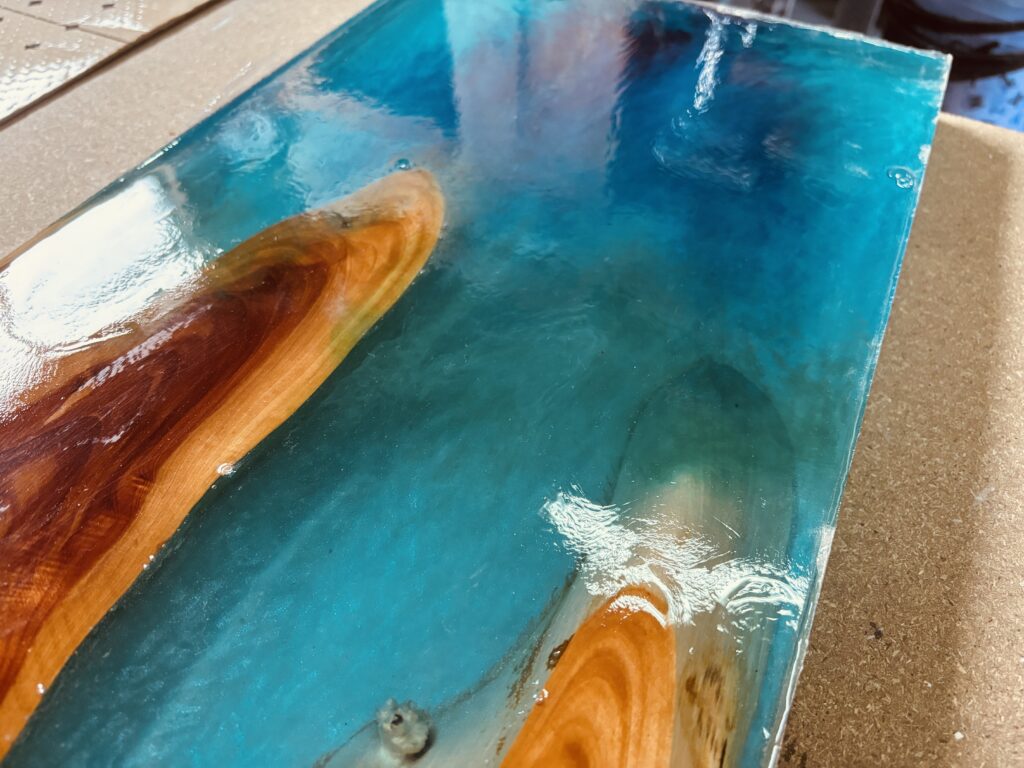 カイヅカイブキとブルー系レジンを組み合わせたレジンテーブル天板。60cm×30cmのサイドテーブルサイズで、美しいグラデーションが広がる。