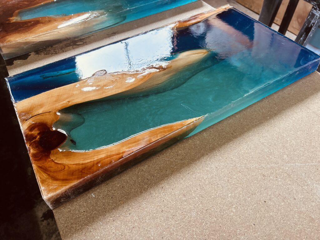 カイヅカイブキの木目とブルー系レジンが接する部分のアップ。ブルーからスカイブルーへのグラデーションが確認できる。