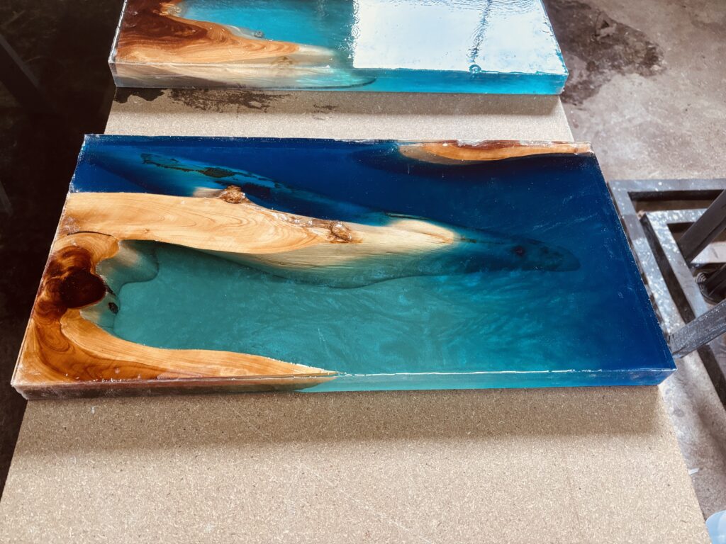 ブルーとパールを混ぜたスカイブルーのレジンを流し込んだ600×300mmサイズのレジンテーブル天板。カイヅカイブキとレジンの組み合わせ。