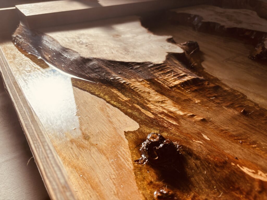 ポプラとゴールドレジンが組み合わさったレジンテーブル天板の全体像