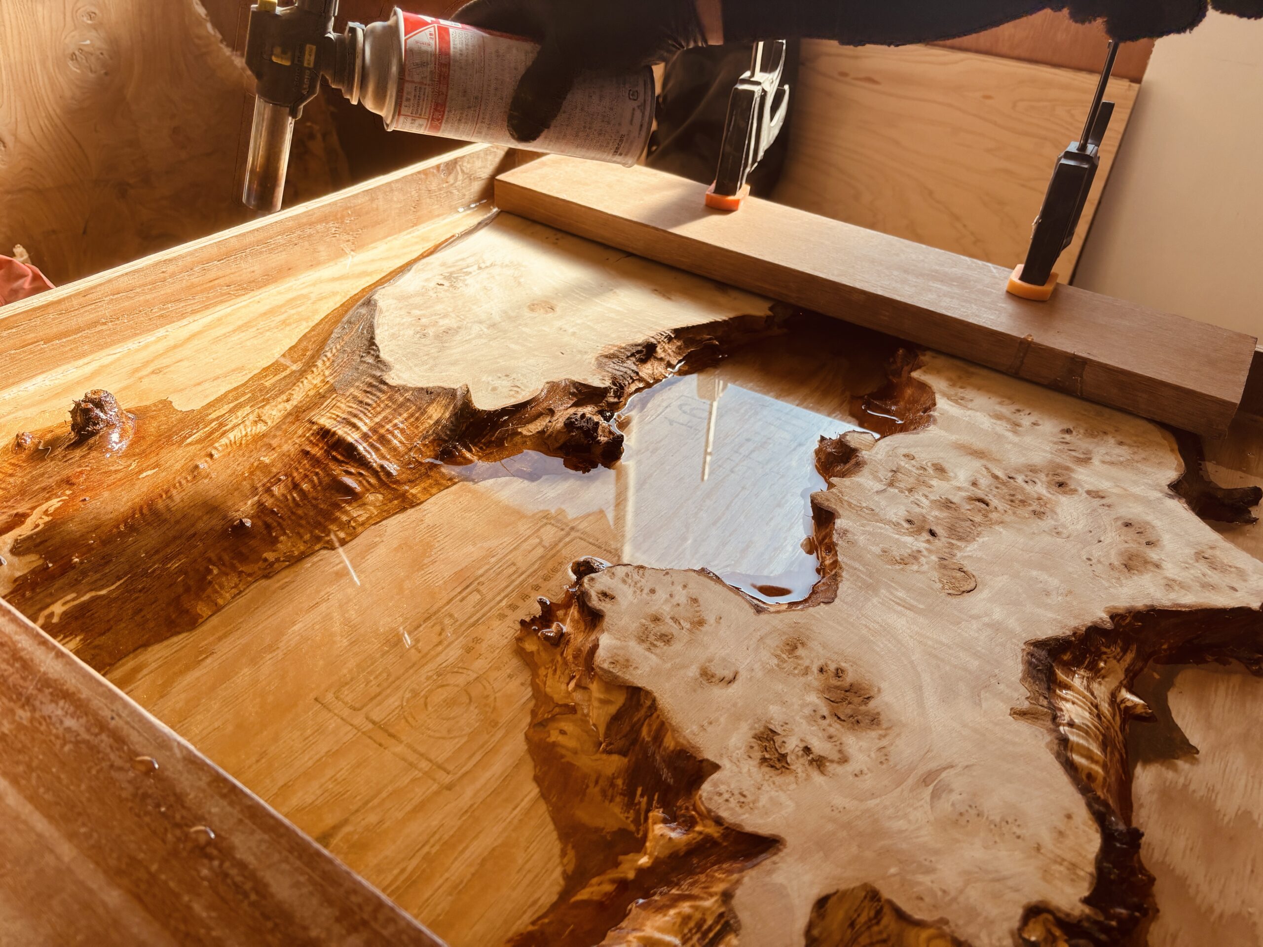 ポプラの自然な凹凸に沿って広がるゴールドレジンのディテール