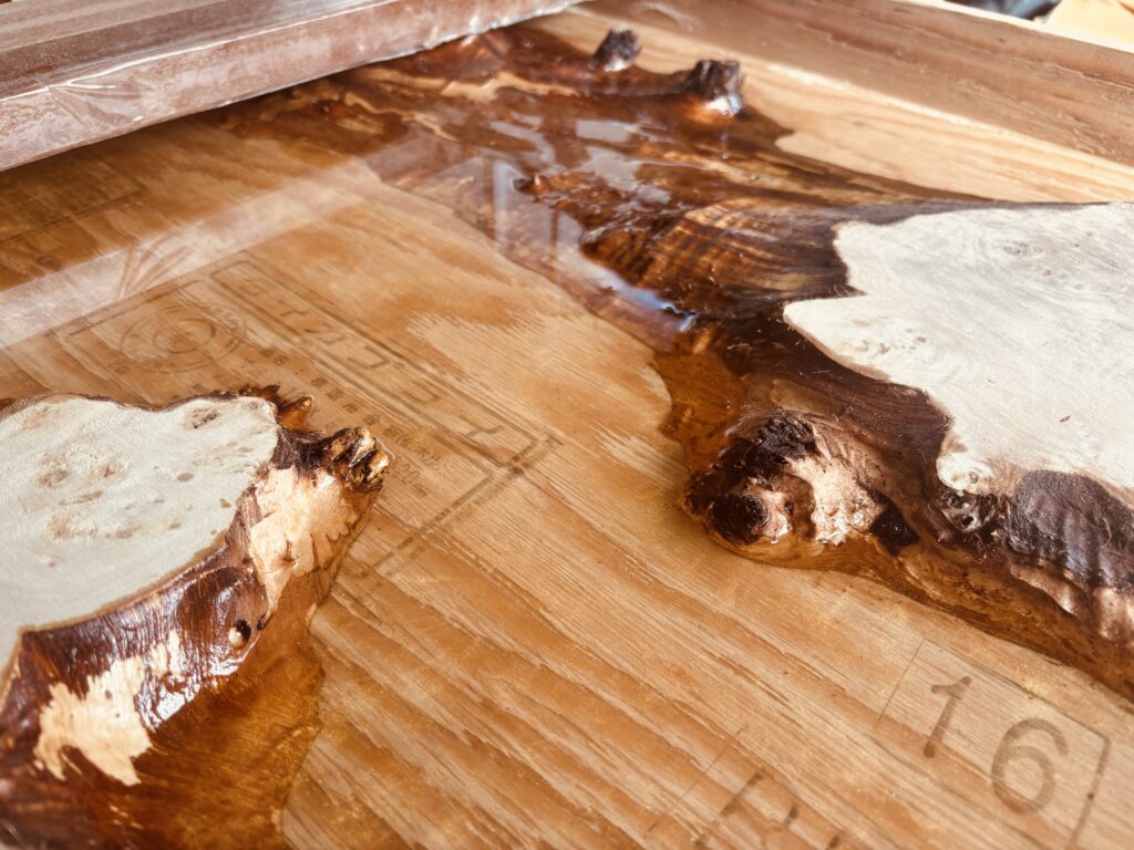 型枠内でポプラ材とゴールドレジンを組み合わせたレジンテーブル制作途中の様子