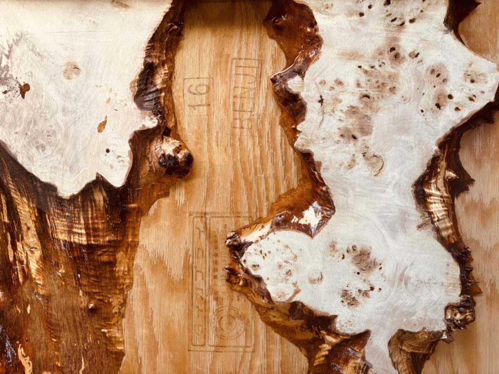 ポプラ材のレジンテーブル制作でゴールドレジンを流し込む直前の作業風景