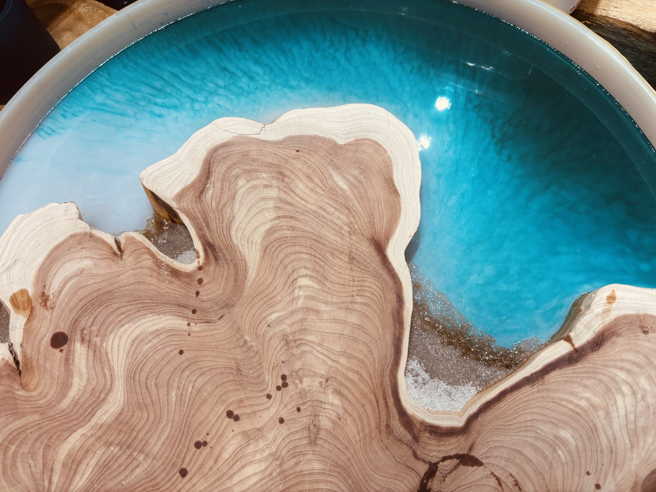 直径50cmラウンド型の海をイメージしたオーダーレジンテーブル全体構図とブルーグラデーション