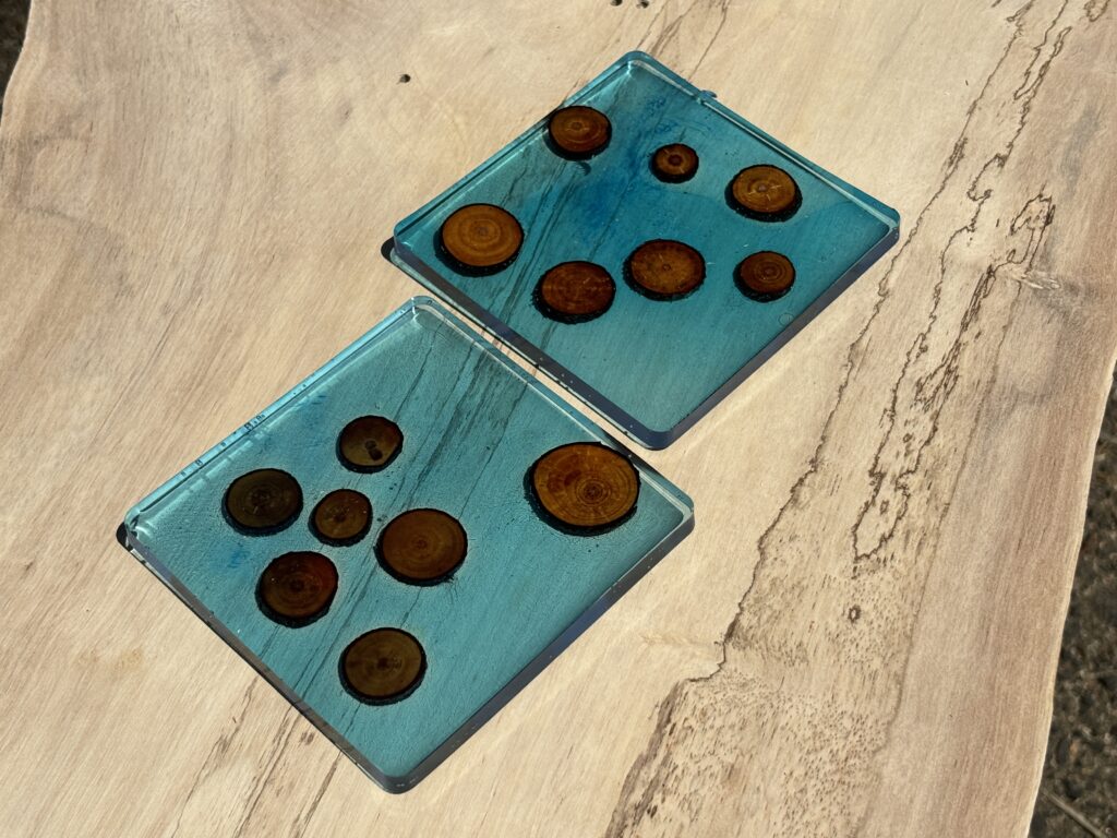 透明感のあるブルーレジンにウッドスライスを配置したナチュラル系のコースター。