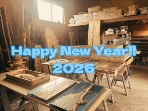 レジンテーブル製作体験ワークショップを行う工房内の様子。複数の制作途中テーブルや無垢材が並んでいる